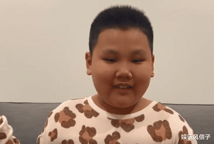 郭德纲幼子郭汾阳拍视频,澳洲豪宅曝光,使唤高筱宝做家务引争议