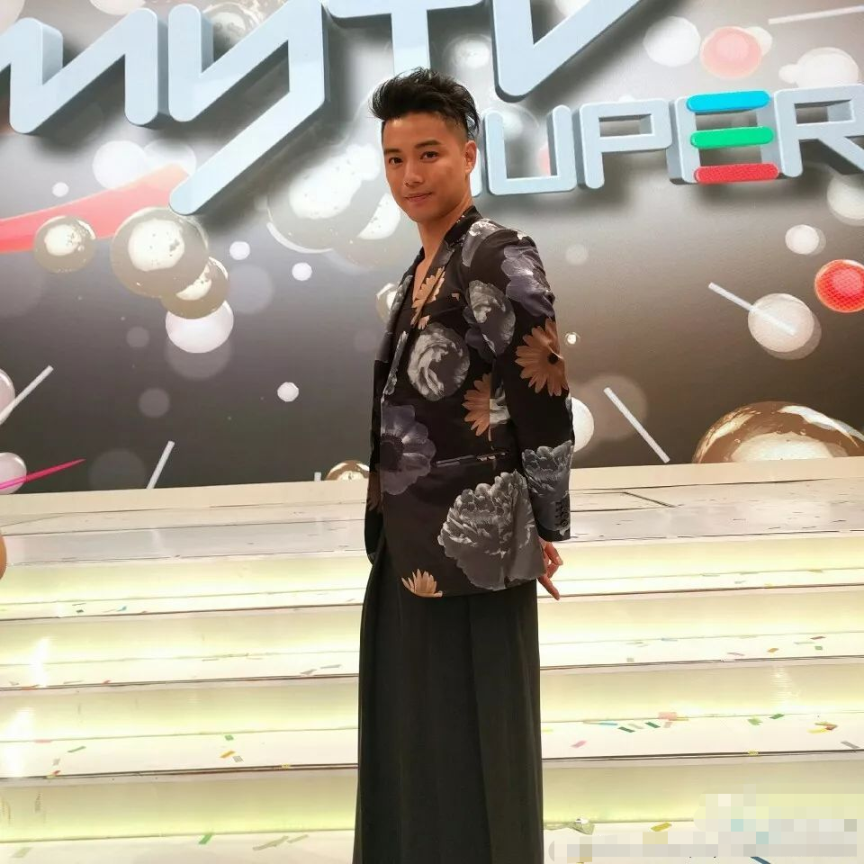 他斯文俊朗选美出身，是TVB小生，离巢跨越中国去内蒙投资，够胆