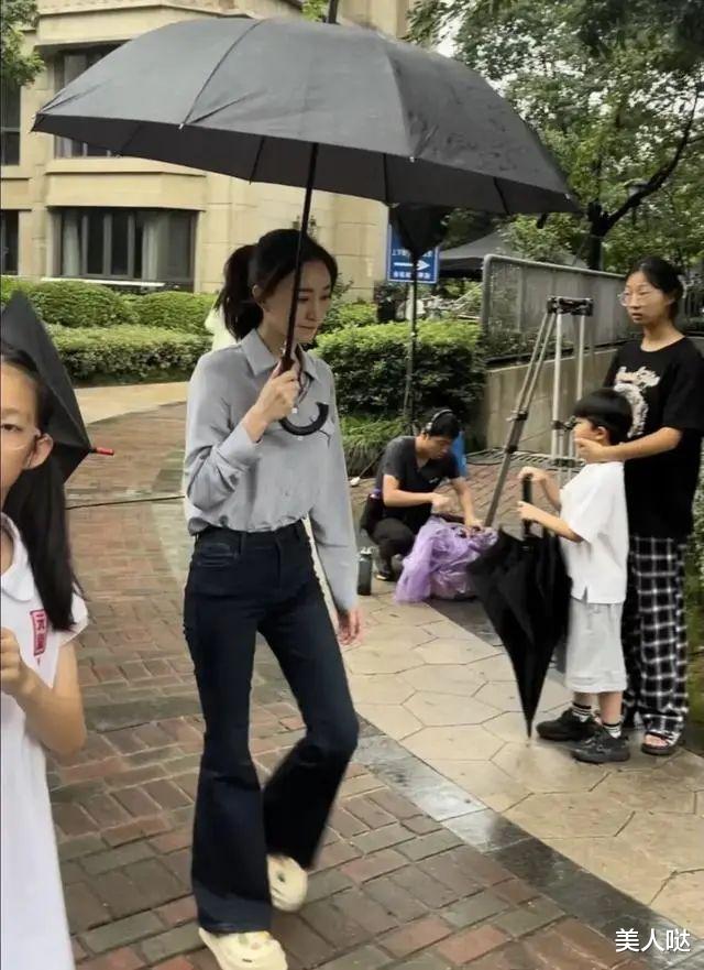 李小冉真会往“嫩”了穿，拼接T恤配破洞裤像个大学生，40+女人学学