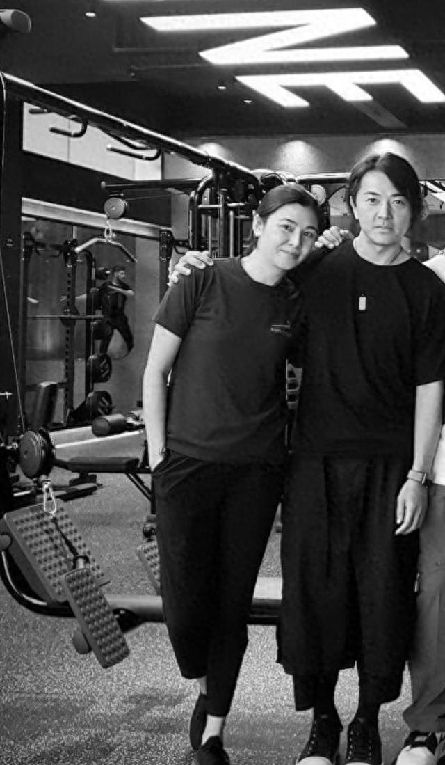 真把自己当日本人了？郑伊健中国开演唱会，老婆发言却全程讲日语