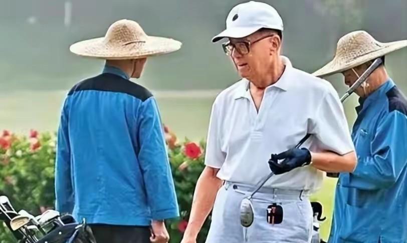 95岁李嘉诚现身游灵隐寺,身形暴瘦腿成麻杆,女保镖贴身陪同