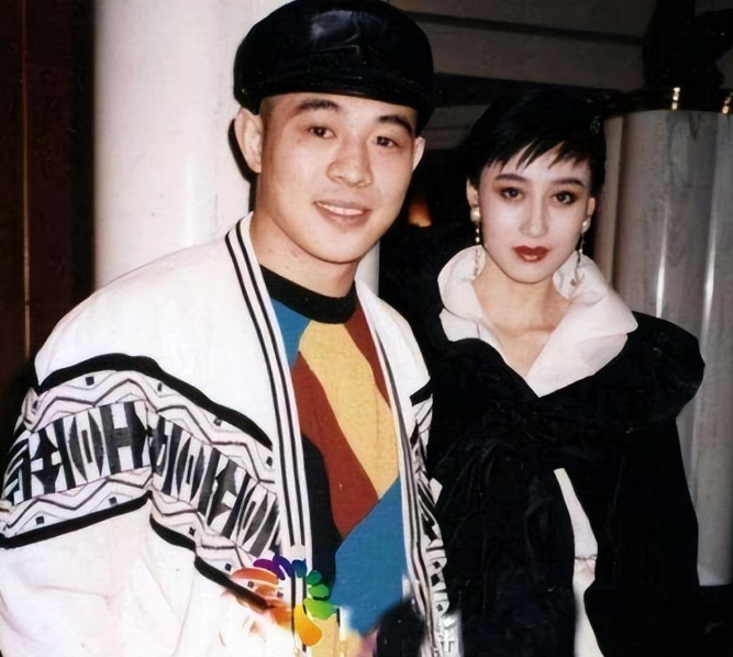 李连杰妻子利智变瘪嘴老太太,前妻黄秋燕美艳动人,不敌胸脯四两