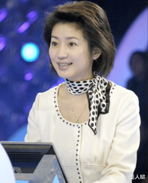 55岁王小丫胖到收不住了！穿西装遮不住膀大腰圆，气质全无，与普通中年大妈没差别