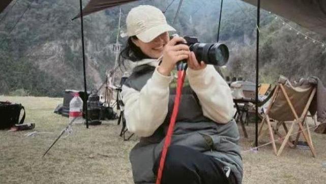 朱丹|朱丹晒露营照，与周一围夫妻相好浓，女儿戴眼镜老干部坐姿抢镜