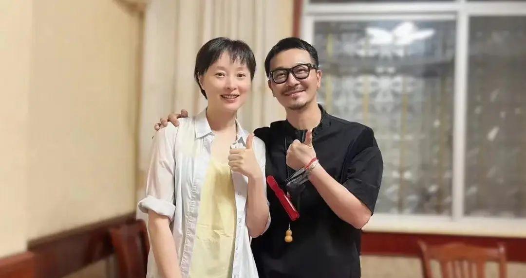 发型 吴越51岁头发稀疏断崖式衰老，生图不修自然且自信