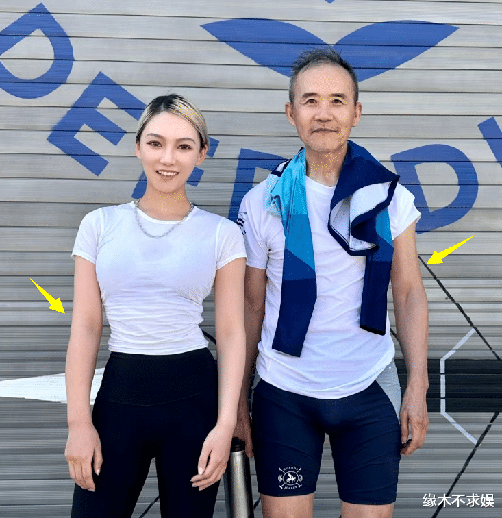 72岁王石和女网红一起健身吃饭,对方称其“爷爷”,双腿暴露年龄