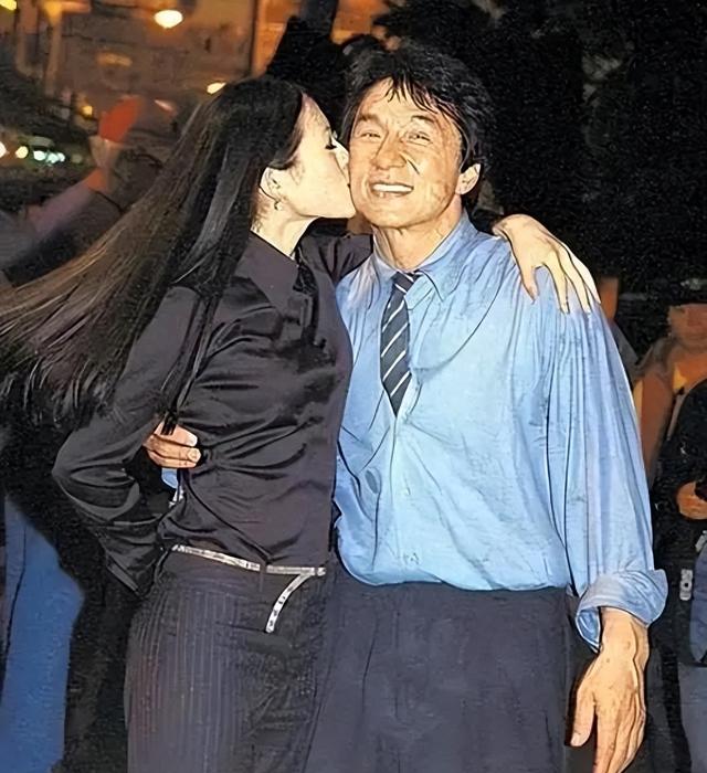 卓伟爆出的惊天大瓜,个个轰动,次次实锤,不愧是娱乐圈第一狗仔