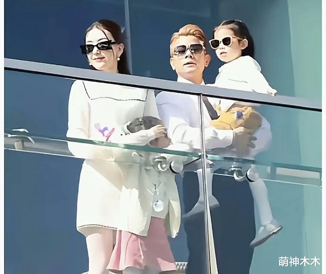 郭富城一家四口现身赛马场，女儿黏爸爸要抱抱，方媛鼻子引热议