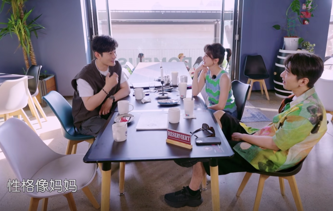 离婚后黄晓明首谈杨颖,儿子肺炎母亲摔伤,却没人可以搭把手带娃