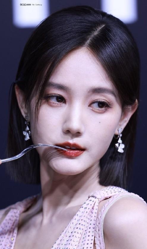 又是红毯！Angelababy金发夺目，李沁翻车，周雨彤牵狗走红毯