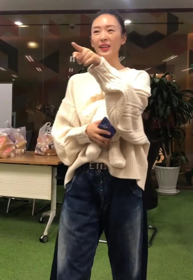 童瑶跟游客拼桌吃饭，素颜干净清秀，而且跟章子怡并不像比她漂亮