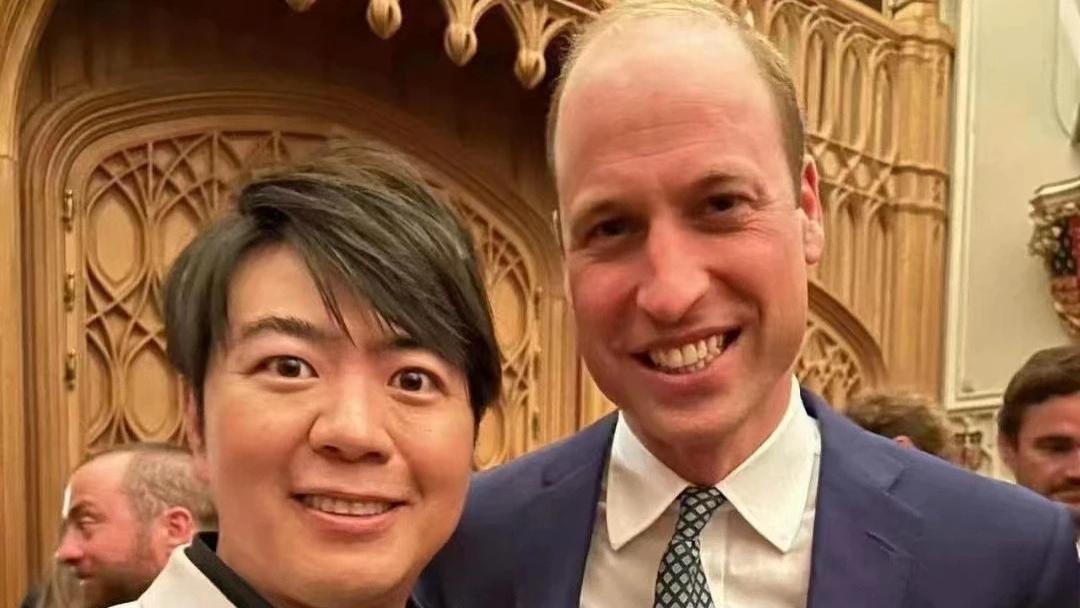 郎朗|郎朗与威廉罕同框，两人同龄同框似两代人，郎朗还挽着猫姐腰合影