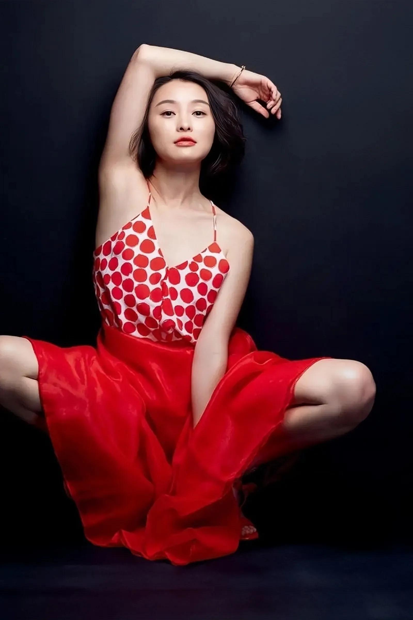 吴越|吴越:如果你们认为我单身是因为失恋,那么也太小看了她