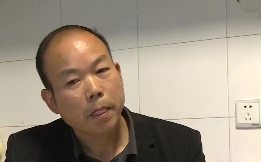 大叔谎称单身带舞伴回家同居,不料舞伴赖着不走,还索要10万赔偿