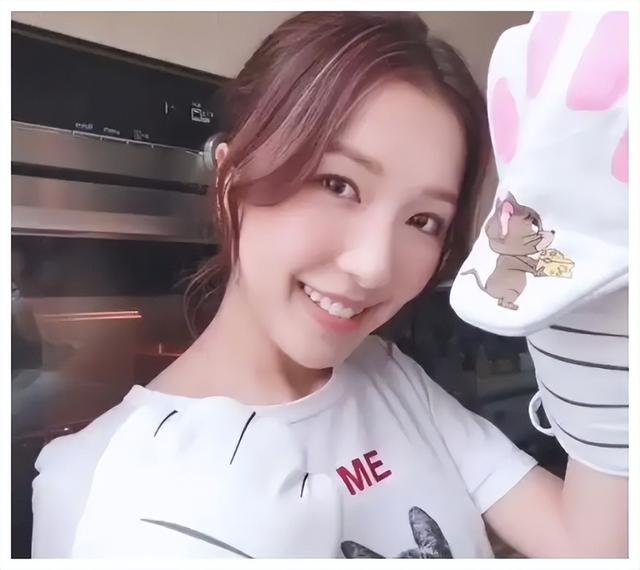 郭嘉文30岁外出做发型,展现阔太生活,宣告仍是李泽楷的正式女友