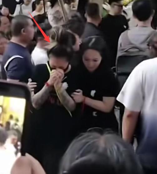 |张恒远葬礼结束,长眠于大山深处,冠军李琦送别,毕夏哭成泪人