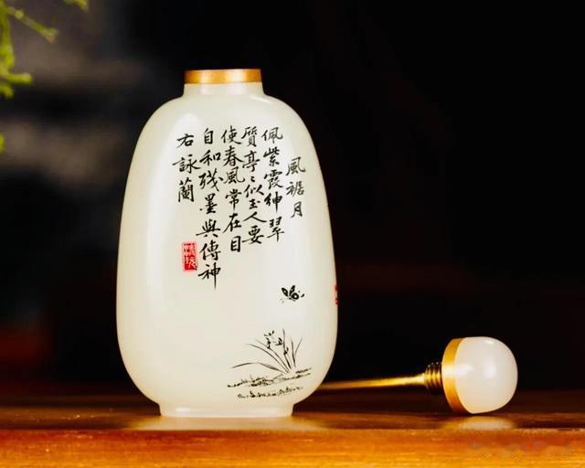 奇石|文玩圈的“掌中宝”！和田玉巧雕“咏兰”鼻烟壶！