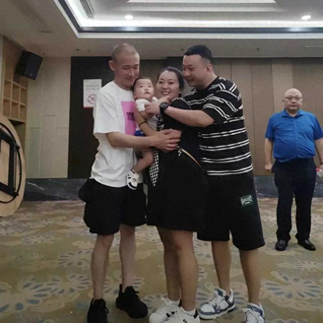 45岁聂远近照曝光,小腿细如筷子惹担忧!36岁二婚妻子素颜眼袋大