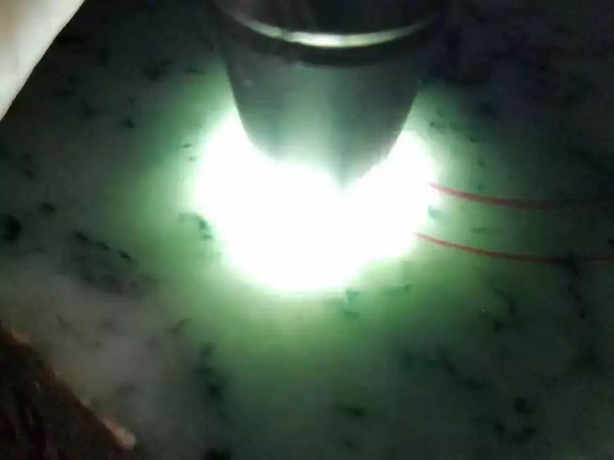 10公斤重的翡翠原石,一刀切出一大盆飘花手镯!