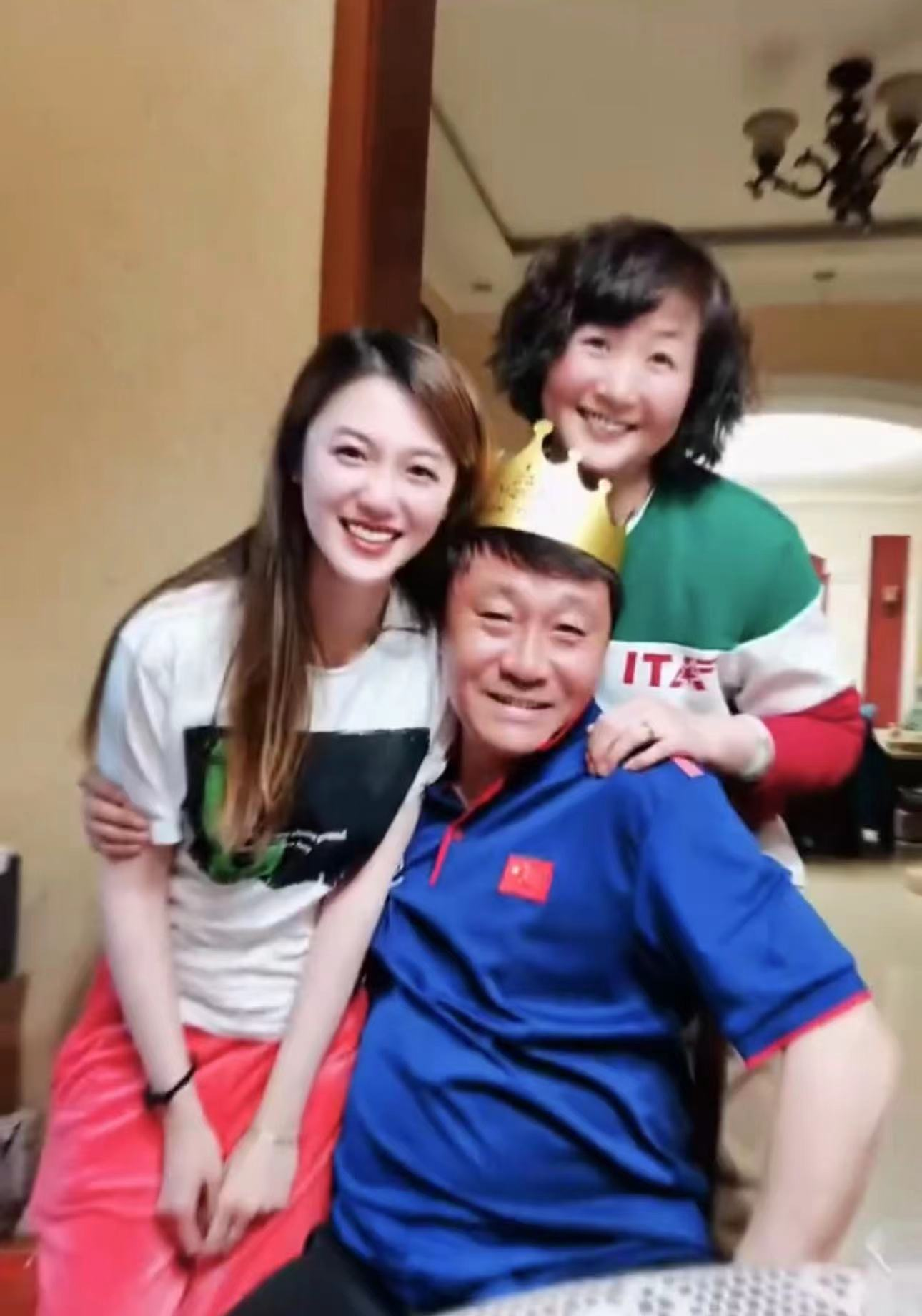 高峰|那英前男友高峰变低调,在北京30多年首次坐地铁,51岁发福变化大