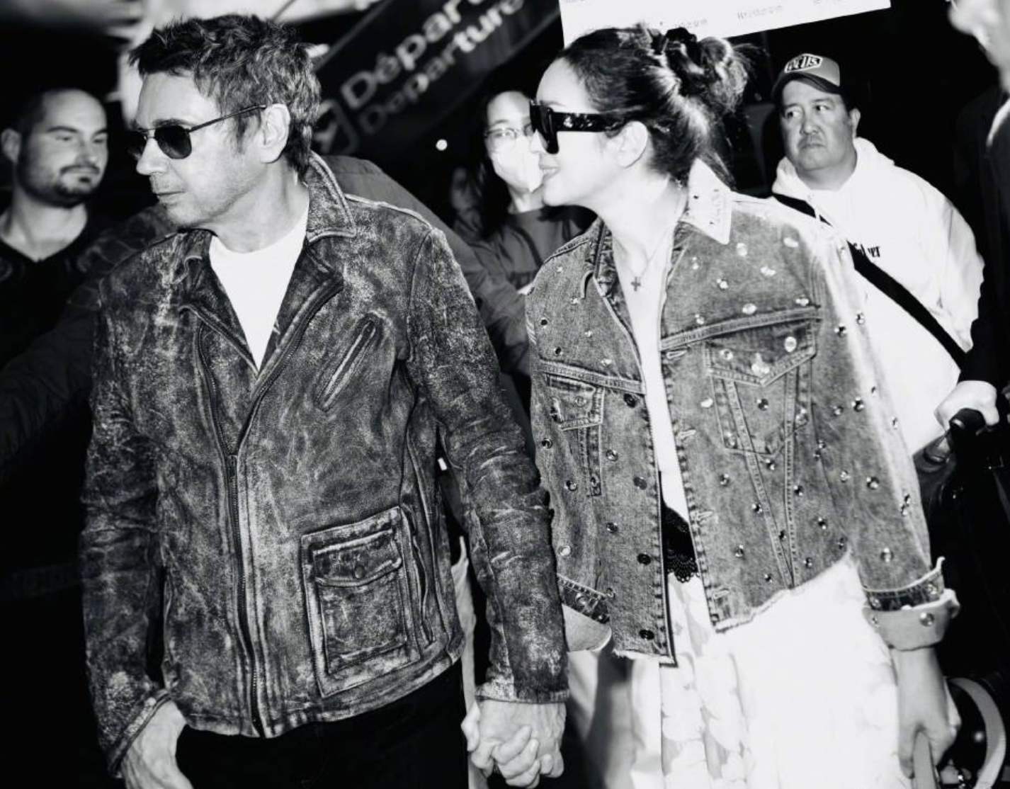 巩俐|57岁巩俐抵达戛纳,牵手75岁丈夫散发巩皇气场,为粉丝签名没架子