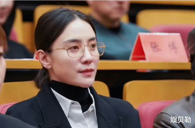 周迅宋佳秦海璐三位女星,参加影协大会,装扮一致被吐槽装文化人