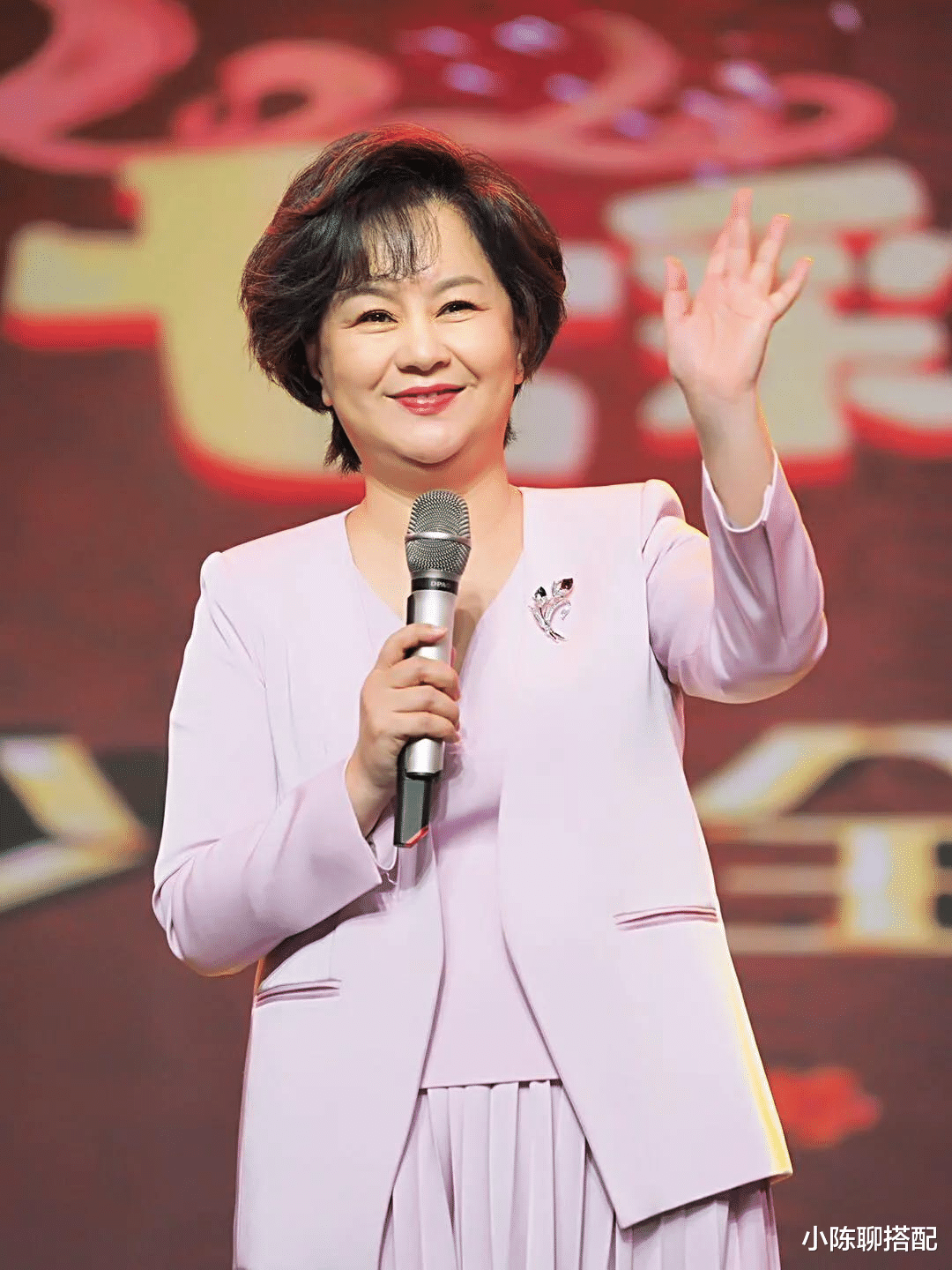 看了萨日娜和鞠萍才明白：只要会打扮，中年发福照样优雅又贵气