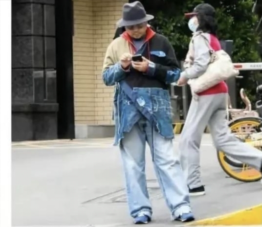 徐峥|崇洋媚外!51岁徐峥胖到认不出,穿美国国旗服装,大摇大摆逛上海