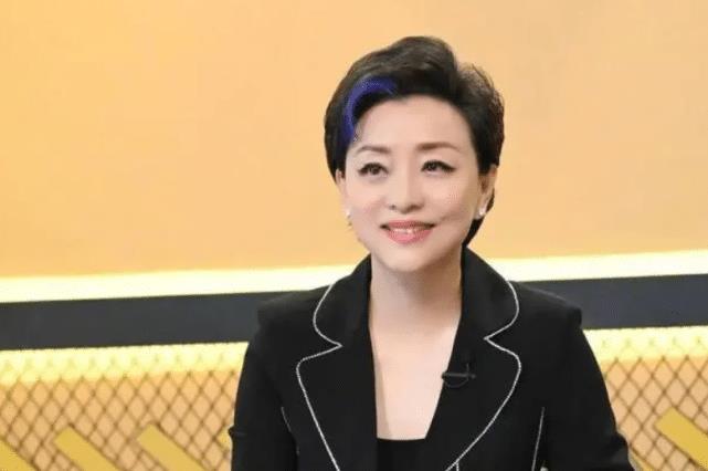 55岁杨澜近照曝光，头发花白弓腰驼背，疑同外籍老公移居美国