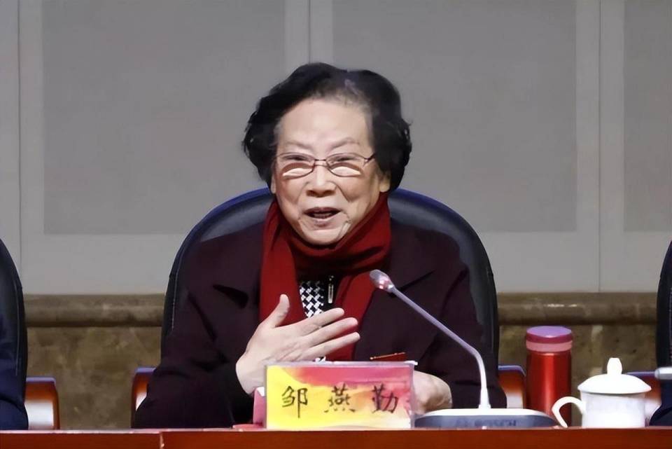 90岁国医大师邹燕勤，皮肤无斑，面色红润，她的独家养生经被公开