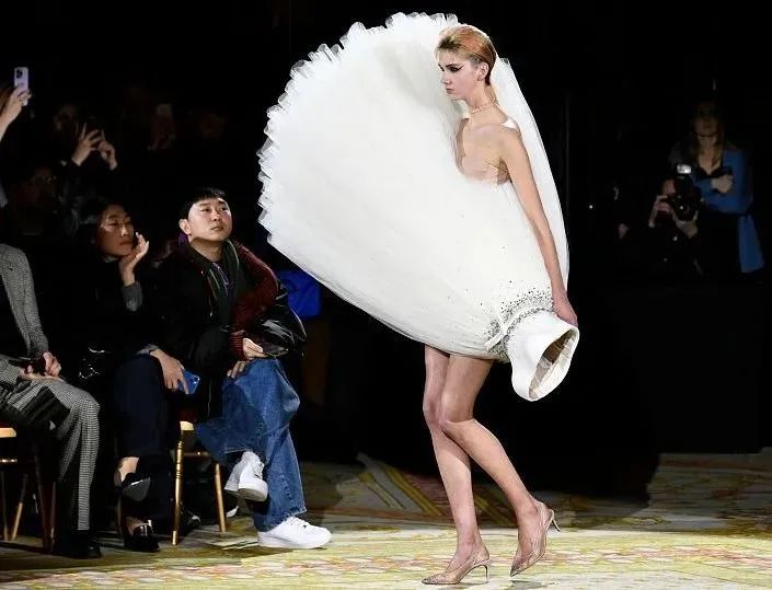 奥兰多|金发碧眼一米八的时尚仙后，让GD甘愿化身奶狗？！她什么来头…