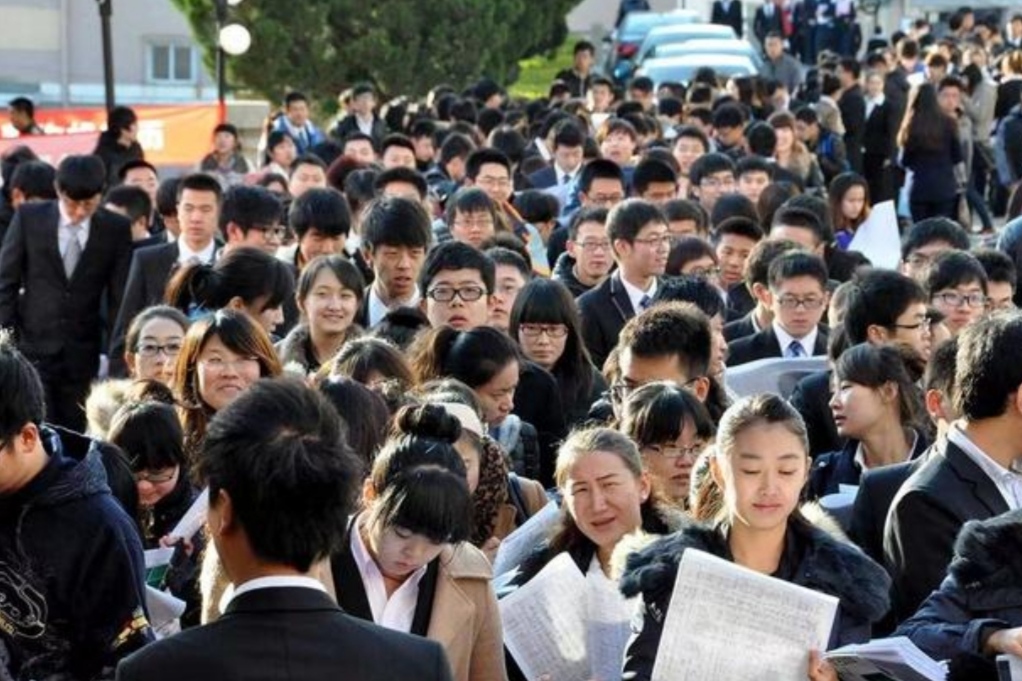 复旦教授:“我支持毕业生先啃几年老再找工作”,迷惑发言惹质疑