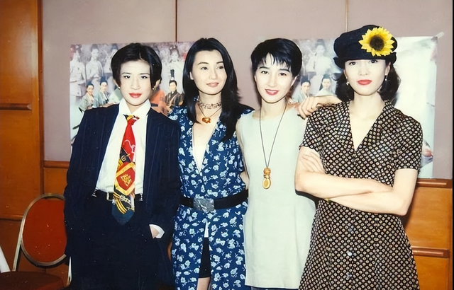 60岁叶童对比69岁赵雅芝,自然老去与医美老去的差距,高下立见