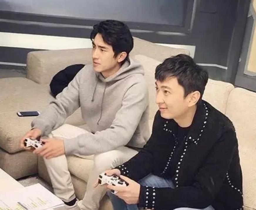 明星在资本面前有多卑微，杨幂被搂腰，张艺谋酒局被推一声不敢吭