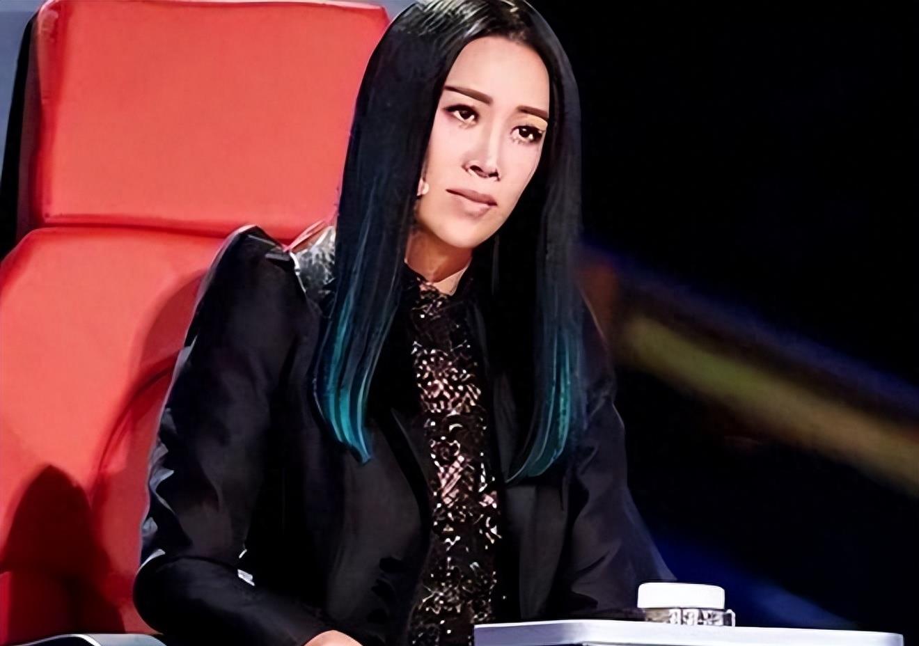 那英私人聚会曝光,手夹香烟稳坐C位,一旁的杨坤身边美女环绕抢镜