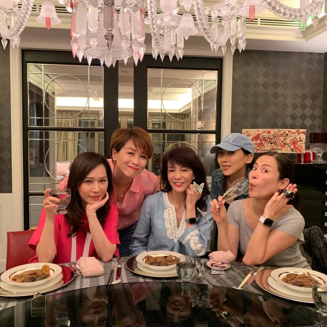 61岁港圈“冻龄富婆”近照曝光:比起爱马仕,我更想拥有这张脸