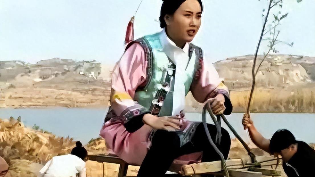 难怪导演不敢拍下半身！镜头下拉后，是不能偷看的“尴尬景象”