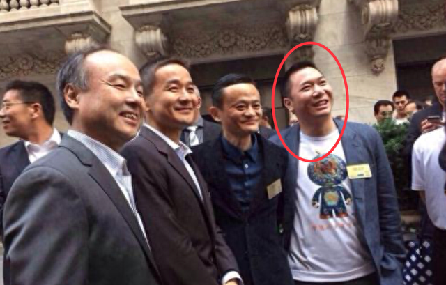 黄有龙父亲在老家去世，赵薇黄有龙均未现身！黄有龙犯了什么事？