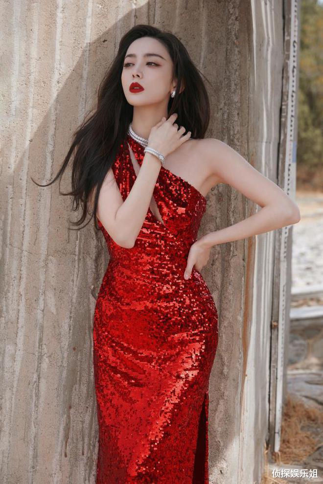 古力娜扎|古力娜扎回新疆母校,怼脸生图美得360度无死角,辣妹穿搭超抢镜