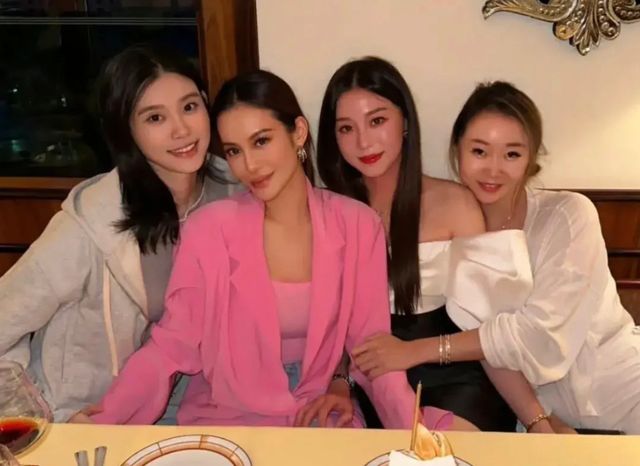 向太夫妻带孙女去游乐场!向华强和保姆聊孙女趣事,向芷身高优越