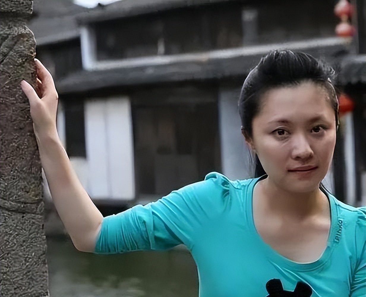 她是央视最穷酸的主持人，22年不涨工资，43岁终于买房