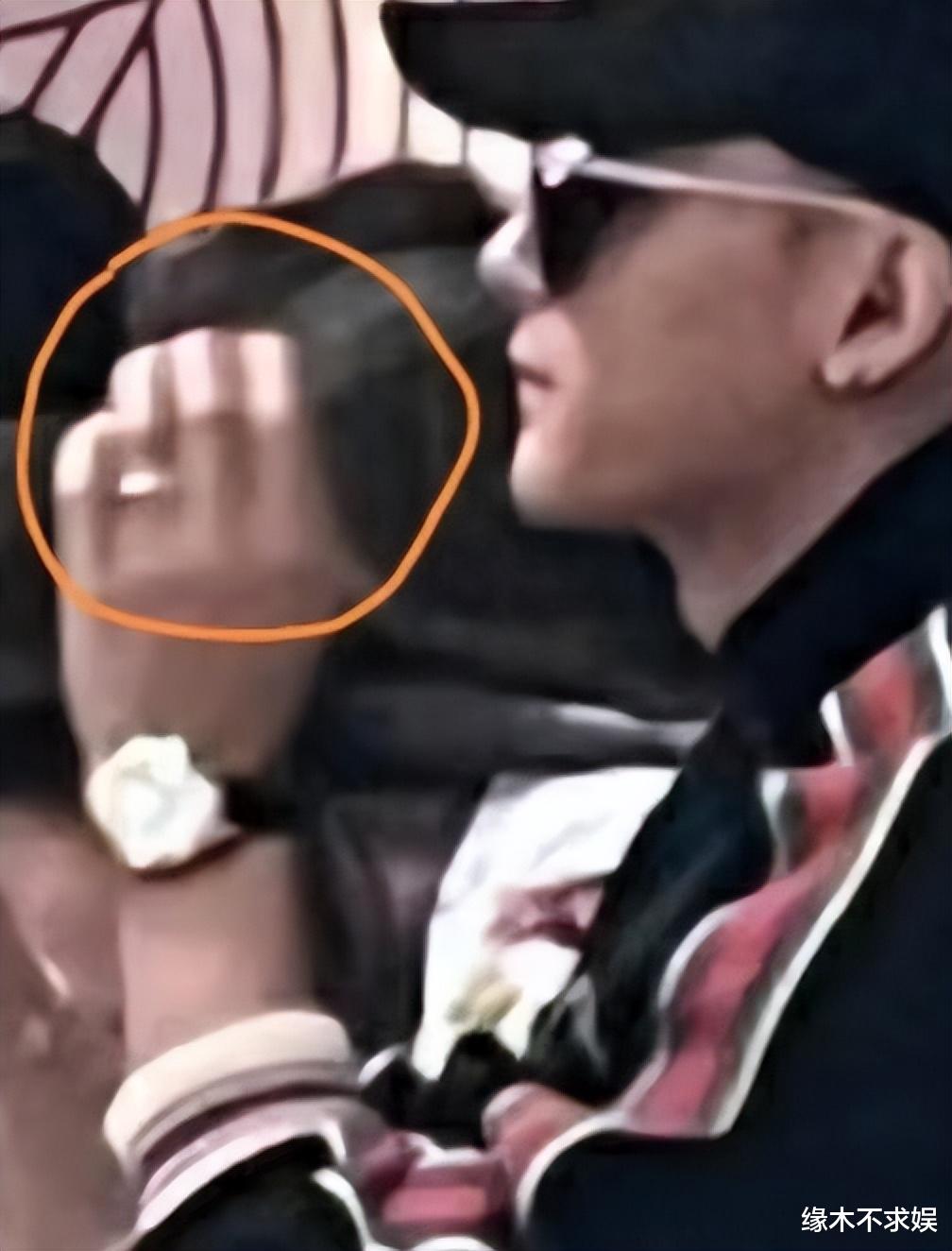 黄子韬徐艺洋香港逛街,穿1500元情侣T,女方发质粗糙,正面曝光