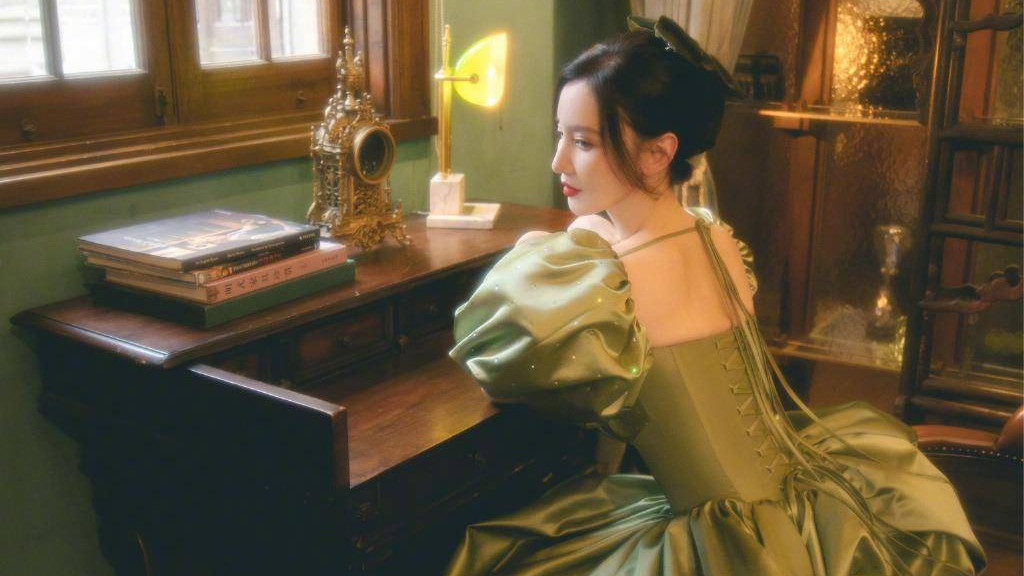 张萌|为了美不择手段，奈何礼服不合身，红毯尴尬盘点