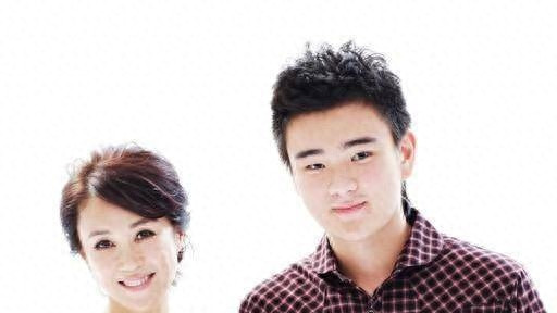 突传噩耗！傅艺伟儿子高乐男去世，年仅30岁，其追悼会已举行完