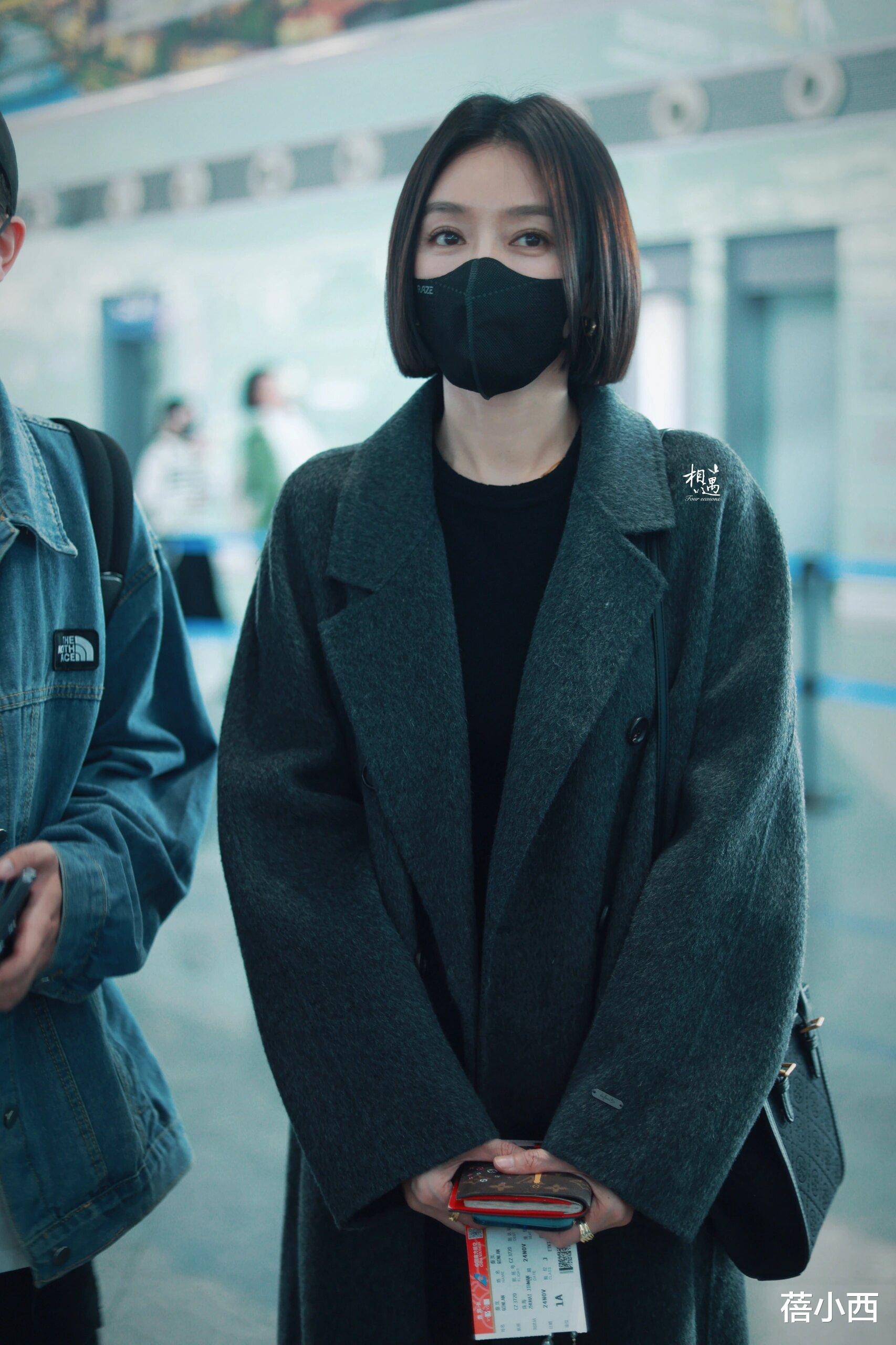 165的秦岚带火了一种新穿法:大衣+短裙+长筒靴,显瘦显高又洋气