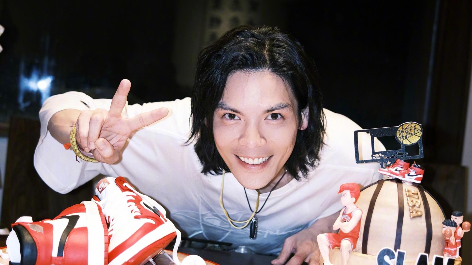 39岁向佐晒郭碧婷带儿女探班为自己庆生照，一家四口笑容灿烂温馨