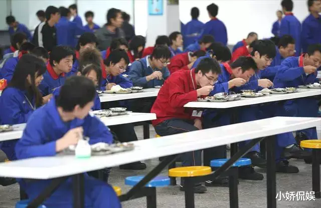 大学生|工价“大跳水”，工厂门口排长队，务工人员路在何方：返乡发展