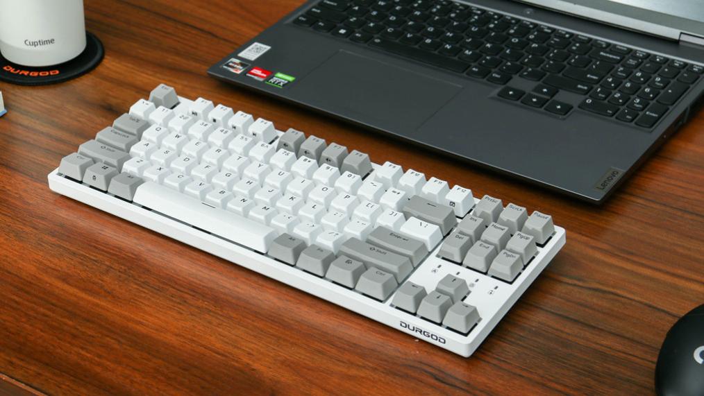 杜伽k320，采用的是市面上机械键盘高含量PBT键帽