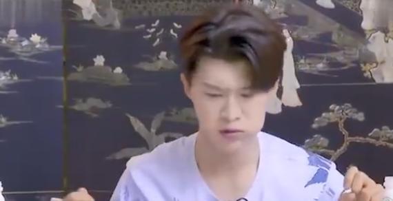 范丞丞|范丞丞蘸菜汤被马伯骞嘲笑，看他下意识的举动，撕开内娱的遮羞布