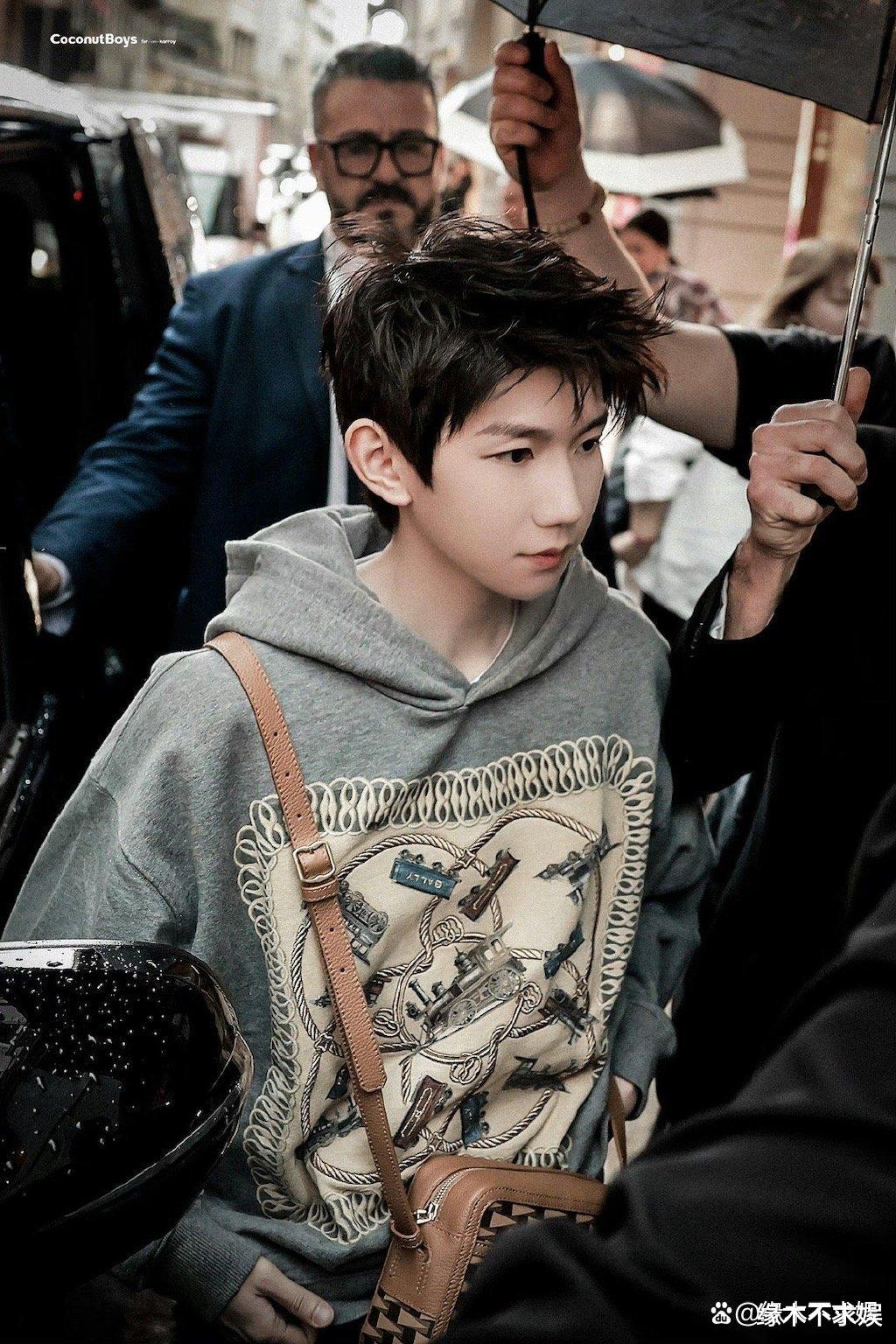 22岁王源恋情风波升级!被曝和经纪人恋爱多年,时装周也可见端倪!